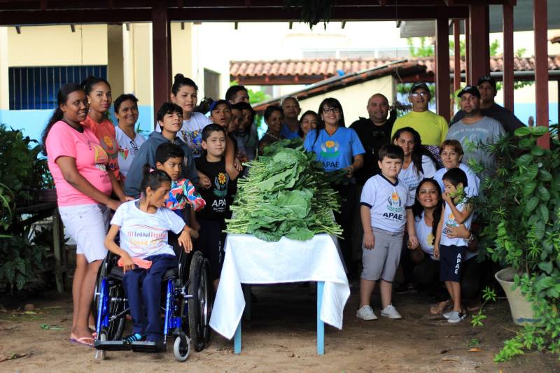 Uma alimentação saudável e rica em nutrientes faz parte da dieta das crianças atendidas pela Associação de Pais e Amigos dos Excepcionais – Apae, localizada no município de Santarém, que por meio de uma parceria com a Superintendência do Sistema Penitenciário do Estado (Susipe) recebe quinzenalmente, doações de hortaliças produzidas por internos do Centro de Recuperação Agrícola Silvio Hall de Moura (CRSHM).

FOTO: VELOSO JÚNIOR / ASCOM SUSIPE
DATA: 28.12.2018
SANTARÉM - PARÁ <div class='credito_fotos'>Foto: Veloso Junior / Ascom Susipe   |   <a href='/midias/2018/originais/478f5e9b-b6ae-4944-8e67-c4522557edf3.jpg' download><i class='fa-solid fa-download'></i> Download</a></div>