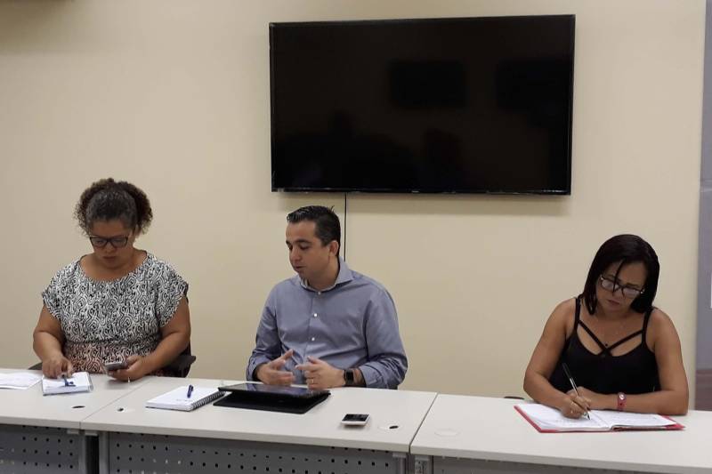 Um Grupo de Regulação Regional foi criado, na manhã desta sexta-feira (20), para tratar sobre questões envolvendo o atual sistema de regulação da saúde pública do Baixo Amazonas. A proposta foi definida em audiência na sede do Ministério Público Estadual. O setor passa a ser descentralizado de Belém. Ele sai das dependências do Hospital Regional do Baixo Amazonas (HRBA) e vai para o 9º Centro Regional da Secretaria de Estado de Saúde Pública (9º CRS/SESPA), com sede em Santarém. A decisão partiu de um Grupo de Trabalho criado para analisar e encontrar soluções para desafogar e dar andamento ao sistema na região. O GT é composto pelo Centro Regional de Governo do Baixo Amazonas, por meio da Coordenação da Área de Saúde, a classe médica e outros profissionais da área de saúde e gestão, o Hospital Regional do Baixo Amazonas (HRBA), o Instituto Panamericano de Gestão (IPG), Organização Social que administra o Hospital Municipal de Santarém e a Unidade de Pronto Atendimento 24 Horas, o Conselho Municipal de Saúde e o Ministério Público Estadual. "A regulação sai do Hospital Regional e virá para o Núcleo Regional da Sespa para que a gente comece a fazer os agendamentos para melhor acompanhar. A regulação que se encontra em Belém irá voltar para Santarém. A partir de agora todo esse sistema será regulado pelos médicos de Santarém; a questão de leitos, cirurgias, etc. A nossa expectativa é a melhor possível, porque todo esse trabalho que está sendo feito em conjunto é para melhorar o acesso do nosso usuário", informou Nilson Silva, diretor do 9º CRS/SESPA.
FO5TO: SAMUEL ALVARENGA / AG PARÁ
DATA: 20.04.2018
LOCAL: SANTARÉM - PARÁ <div class='credito_fotos'>Foto: SAMUEL ALVARENGA/AG.PARÁ | <a href='/midias/2018/originais/4791083e-fca7-44ce-bc8d-7b4788fc98a6.jpg' download><i class='fa-solid fa-download'></i> Download</a></div>