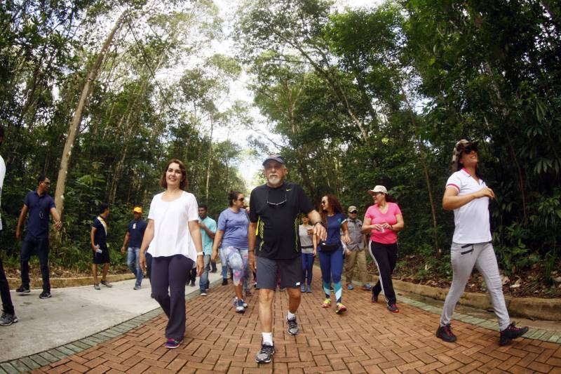 Uma reabertura feita a milhares de mãos. A fita inaugural colocada no inicio da trilha principal do Parque do Utinga foi rompida por mais de cinco mil pessoas ansiosas pelo inicio da caminhada, marcando o segundo dia da programação de reabertura do mais novo espaço paraense de lazer e interatividade com a natureza. Misturado aos populares, o governador Simão Jatene andou os quatro quilômetros que separam a entrada do parque ao seu ponto final, o Recanto da Volta.
FOTO: THIAGO GOMES / AG. PARÁ
DATA: 17.03.2018
BELÉM - PARÁ <div class='credito_fotos'>Foto: Thiago Gomes /Ag. Pará | <a href='/midias/2018/originais/4797c118-618c-4041-b994-3bc7ddb00929.jpg' download><i class='fa-solid fa-download'></i> Download</a></div>