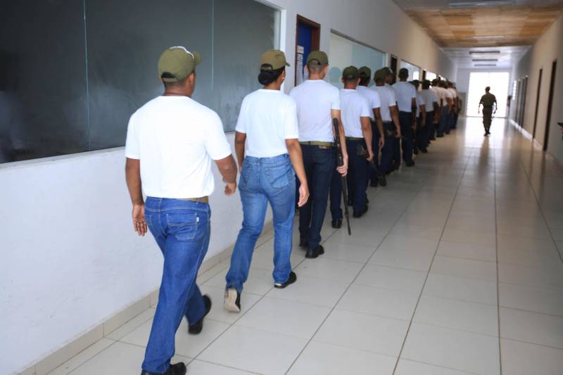 Cerca de 2.400 policiais militares que estão em processo de formação por meio dos Cursos de Formação de Praças (CFP), de Oficiais (CFO), de Habilitação de Oficiais (CHO) e de Adaptação de Oficiais (CHO). Os alunos do Curso de Formação de Praças da PMPA ingressarão no serviço externo ao final do 2º módulo da formação, previsto para abril.
FOTO: MÁCIO FERREIRA / AG. PARÁ
DATA: 15.02.2018
BELÉM - PARÁ <div class='credito_fotos'>Foto: MÁCIO FERREIRA/ AG. PARÁ | <a href='/midias/2018/originais/47ad0075-884a-4571-bf0e-e49c6d31a00b.jpg' download><i class='fa-solid fa-download'></i> Download</a></div>
