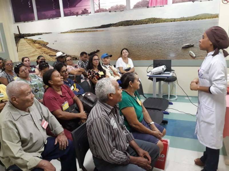 Usuários e acompanhantes atendidos pela Unidade de Alta Complexidade em Oncologia Dr. Vitor Moutinho (Unacon), em Tucuruí, no sudeste paraense, participam de várias atividades durante do “Outubro Rosa”, em combate ao câncer de mama, entre elas, dança, música, oficinas e palestras, por meio do projeto “Vida feliz” que propõe dinâmicas lúdicas e de lazer que contribuem para a evolução clínica dos usuários e para maior integração na instituição, que atua na prevenção e tratamento de câncer na região. Na foto, oficina de sucos, ministrada pela nutricionista da Unacon, Carmen Natanna (d).
FOTO: ASCOM / UNACON
DATA: 29.10.2018
TUCURUÍ - PARÁ <div class='credito_fotos'>Foto: Ascom Unacon | <a href='/midias/2018/originais/47b9eebd-bda6-4a0a-a348-4d92c8d88724.jpg' download><i class='fa-solid fa-download'></i> Download</a></div>