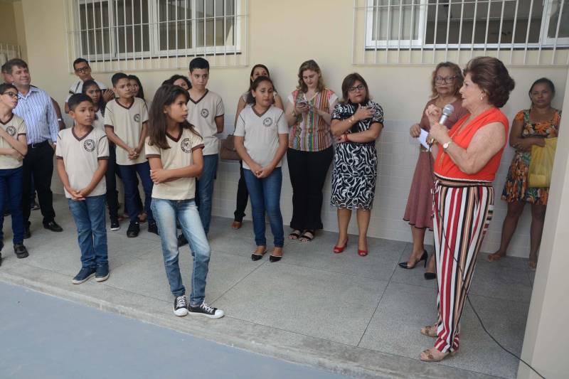 Em companhia da viúva do ex-governador Alacid Nunes, Marilda de Figueiredo Nunes (blusa alaranjada), a secretária de Estado de Educação, Ana Claudia Serruya Hage, entregou nesta sexta-feira (28) as obras da reconstrução da Escola Estadual de Ensino Fundamental Marilda Nunes, no bairro do Benguí, em Belém. A escola, localizada na Passagem Maciel com a Passagem Bom Jesus, volta a funcionar em novas instalações, incluindo uma quadra poliesportiva coberta. “Eu fico muito feliz em verificar o zelo com que a Seduc, na pessoa da secretária Ana Claudia Hage e sua equipe, trata a escola que originalmente era uma creche para atender à comunidade do Benguí. Será de grande serventia para a formação dos estudantes aqui do bairro”, afirmou Marilda Nunes, ao lado da irmã, Maria do Carmo Riodades, e do filho Hildegardo Nunes, atual secretário de Estado de Desenvolvimento Econômico, Mineração e Energia. A creche foi instalada no local no Governo Alacid Nunes. 

FOTO: RAI PONTES / ASCOM SEDUC
DATA: 28.12.2018
BELÉM - PARÁ <div class='credito_fotos'>Foto: Rai Pontes/Ascom Seduc   |   <a href='/midias/2018/originais/47be01ee-1e69-405a-b42b-b13222176041.jpg' download><i class='fa-solid fa-download'></i> Download</a></div>