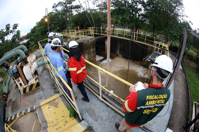 A Secretaria de Estado de Meio Ambiente e Sustentabilidade (Semas) notificou oficialmente a Hydro, na tarde desta terça-feira (27), por conta do não cumprimento do prazo de 48 horas dado pelo governo para que a empresa reduzisse os níveis das bacias de resíduos ao nível de, pelo menos, um metro, conforme determina a legislação ambiental. A notificação foi entregue por técnicos da Semas na sede da refinaria, em Barcarena, a 112 quilômetros de Belém. A determinação é que a produção de alumina seja reduzida pela metade. A Semas também triplicará a multa definida anteriormente, cumprindo a legislação ambiental em vigor, para R$ 1 milhão por dia de descumprimento (ou 300 mil Unidades de Padrão Fiscal). A empresa informou formalmente que reduziu os índices, mas não integralmente no total determinado de um metro. Técnicos das diretorias de Fiscalização e Licenciamento Ambiental da Semas acompanham diariamente o volume de água das bacias, tanto dos depósitos de rejeitos sólidos da indústria quanto do sistema de tratamento de água.
FOTO: THIAGO GOMES / AG PARÁ
DATA: 27.02.2018
BARCARENA - PARÁ <div class='credito_fotos'>Foto: Thiago Gomes /Ag. Pará | <a href='/midias/2018/originais/47c5110f-8812-4f04-be24-7dd98091a6f5.jpg' download><i class='fa-solid fa-download'></i> Download</a></div>