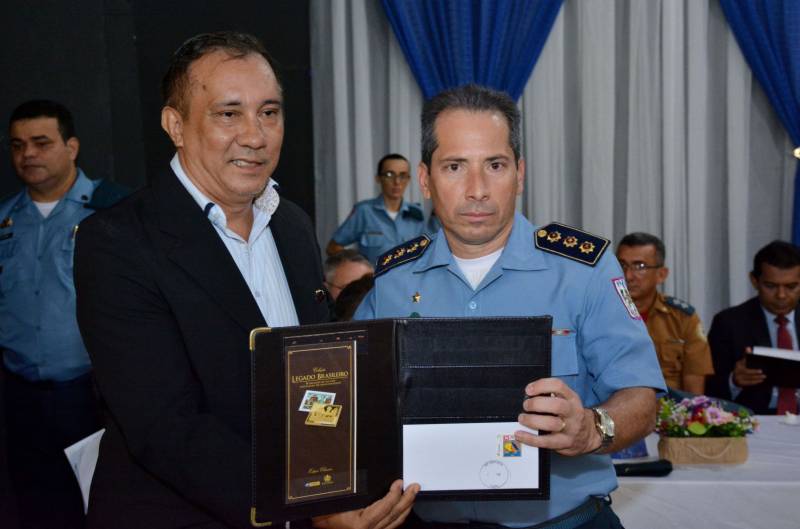 Uma solenidade marcou os 25 anos de implantação do Comando de Policiamento Regional I (CPR I), em Santarém, na quinta-feira (24). Destaque para os investimentos em equipamentos e a criação de novas unidades, que contribuem para que as ações da Polícia Militar na região sejam realizadas com maior eficiência. Atualmente, o trabalho do CPR I atende 13 municípios: Santarém, Monte Alegre, Almeirim, Alenquer, Oriximiná, Juruti, Óbidos, Prainha, Terra Santa, Faro, Curuá, Belterra e Mojuí dos Campos. Santarém é o única cidade do interior do estado que conta com dois grandes batalhões - o 3º e o 35º BPM - esse último efetivado no início deste ano. Na foto, o comandante do CPR 1, coronel Heldson Tomaso (d).
FOTO: WISLLEY FRANÇA
DATA: 24.05.2018
SANTARÉM - PARÁ <div class='credito_fotos'>Foto: WISLLEY FRANÇA | <a href='/midias/2018/originais/47ccfc4b-d232-4857-9852-68e715d8008d.jpg' download><i class='fa-solid fa-download'></i> Download</a></div>