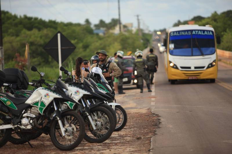 Atuação dos agentes de segurança durante a Operação Verão 2018 no segundo final de semana de férias.
FOTO: MÁCIO FERREIRA / AG. PARÁ
DATA: 07.07.2018
SALINÓPOLIS - PARÁ <div class='credito_fotos'>Foto: MÁCIO FERREIRA/ AG. PARÁ | <a href='/midias/2018/originais/47cfba13-7183-4c48-8826-e5e6aaffe323.jpg' download><i class='fa-solid fa-download'></i> Download</a></div>