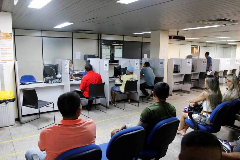O Departamento de Trânsito do Estado (Detran) funcionou parcialmente nesta sexta-feira (13), devido à paralisação de alguns servidores. Na sede do órgão, em Belém, houve redução no atendimento nos setores de veículo e habilitação, e suspenso o serviço na vistoria. A unidade localizada na Rua Antônio Barreto também funcionou de forma parcial. No interior do Estado, somente as Ciretrans (Circunscrições Regionais de Trânsito) de Altamira e Barcarena suspenderam os trabalhos. Em Castanhal, Dom Eliseu, Mãe do Rio, Abaetetuba, Capanema e Parauapebas o atendimento também foi parcial. Entre as reivindicações dos servidores está a licitação para contratação da banca organizadora do concurso público, que já está em fase final na Secretaria de Estado de Administração (Sead). Na foto, atendimento no posto do Detran da Augusto Montenegro.
FOTO: ASCOM / DETRAN
DATA: 13.04.2018
BELÉM - PARÁ <div class='credito_fotos'>Foto: ASCOM DETRAN | <a href='/midias/2018/originais/47d20f03-c546-41d8-b68a-79ee9fcb2215.jpg' download><i class='fa-solid fa-download'></i> Download</a></div>