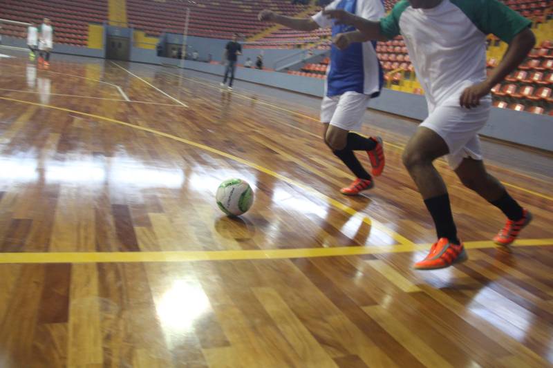 Mais de 60 adolescentes e jovens em cumprimento de medida socioeducativa no Pará conheceram as instalações da Arena Guilherme Paraense (o Mangueirinho), em Belém. O espaço recebeu os internos para o encerramento da II Olimpíada de Inverno da Socioeducação, evento criado com o objetivo de proporcionar atividades de esporte e cultura aos adolescentes em cumprimento de medida socioeducativa no Estado, além de promover o espírito esportivo e garantir maior integração entre os internos. A Arena sediou as finais do futsal feminino e masculino, além de apresentações culturais que marcaram o encerramento da atividade promovida pela Fundação de Atendimento Socioeducativo do Pará (Fasepa), por meio do Projeto Ressignificando Caminhos na Socioeducação.
FOTO: ALBERTO PASSOS / ASCOM FASEPA
DATA: 28.03.2018
BELÉM - PARÁ <div class='credito_fotos'>Foto: ALBERTO PASSOS/ ASCOM FASEPA | <a href='/midias/2018/originais/47d5cbcc-7ddc-4400-accc-09995e3b52b6.jpg' download><i class='fa-solid fa-download'></i> Download</a></div>
