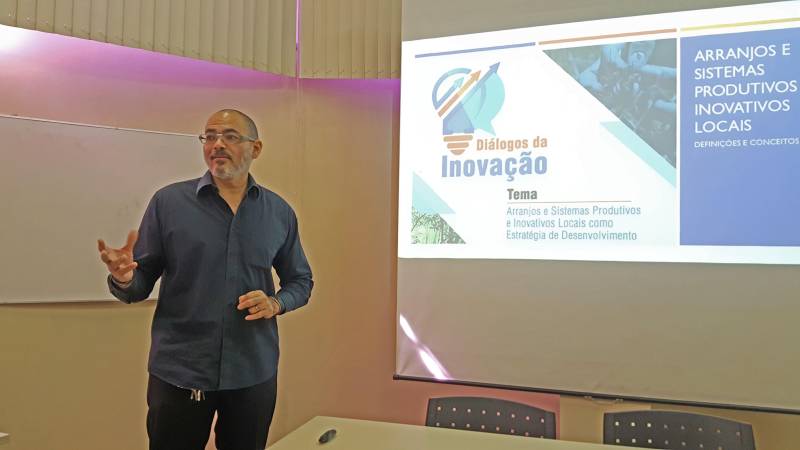 A Secretaria de Estado de Ciência, Tecnologia e Educação Profissional e Tecnológica (Sectet) iniciou nesta quinta-feira (21) mais uma ação voltada ao fomento de Ambientes de Inovação no Pará, no âmbito do Programa Inova Pará. Intitulado “Diálogos da Inovação”, o projeto trouxe, na sua 1ª edição, o tema "Arranjos e Sistemas Produtivos e Inovativos Locais como Estratégia de Desenvolvimento", e contou com a participação de servidores da Sectet e da Secretaria de Estado de Desenvolvimento Econômico, Mineração e Energia (Sedeme), que dialogaram sobre conceitos e projetos relativos aos Arranjos Produtivos Locais (APLs). “Esse projeto tem como principal propósito discutir, mensalmente, conceitos que podem ajudar no desenvolvimento de projetos inovadores no âmbito das cadeias produtivas trabalhadas no Pará. No evento de hoje é fundamental entender, por exemplo, a diferença entre Cadeia Produtiva e Arranjo Produtivo Local, este se caracterizando por estar geograficamente concentrado e ser um espaço de interação entre diferentes entidades”, explicou o diretor de Ciência e Tecnologia da Sectet, Marco Antônio Lima (foto), na abertura do evento.

FOTO: ASCOM / SECTET
DATA: 21.06.2018
BELÉM - PARÁ <div class='credito_fotos'>Foto: Ascom Sectet   |   <a href='/midias/2018/originais/47de2dd8-ad06-4006-855d-fdee2d38f597.jpg' download><i class='fa-solid fa-download'></i> Download</a></div>