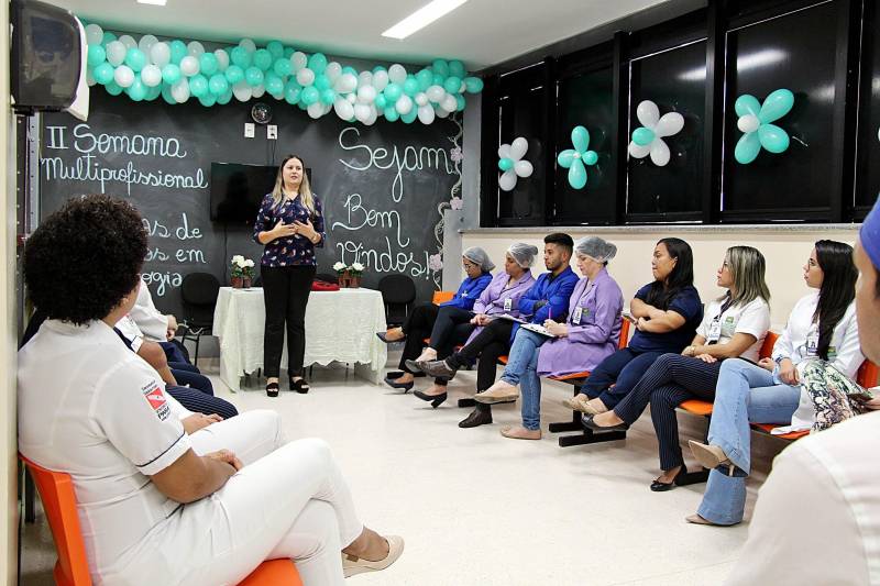 Até a próxima sexta-feira (25), os cuidados com crianças e adolescentes em tratamento no Hospital Oncológico Infantil Octávio Lobo, em Belém, serão enfatizados para os funcionários da unidade, durante a II Semana Multiprofissional. Com o tema “Linhas de Cuidados em Oncologia”, o evento deste ano terá uma programação interna com rodas de conversas (foto), reunindo profissionais para discutir a atuação de cada área e a importância do trabalho em equipe.

FOTO: ASCOM HOIOL
DATA: 23.05.2018
BELÉM - PARÁ <div class='credito_fotos'>Foto: ASCOM HOIOL   |   <a href='/midias/2018/originais/47e46003-5442-4b3c-833a-bb81b7cd8e45.jpg' download><i class='fa-solid fa-download'></i> Download</a></div>