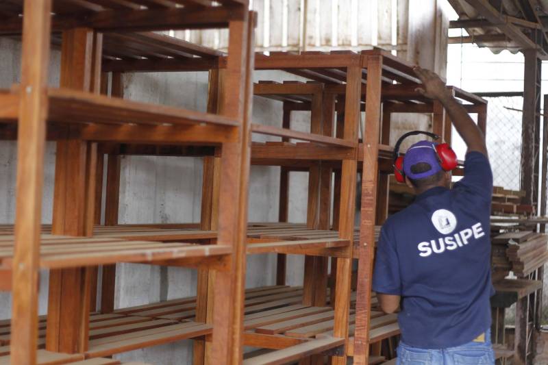 Uma marcenaria instalada no Centro de Recuperação do Coqueiro (CRC), em Belém, é mais uma das oportunidades de qualificação da mão de obra carcerária no Pará. O projeto, iniciado há 15 anos, já profissionalizou mais de 100 internos do regime fechado custodiados na unidade prisional pela Superintendência do Sistema Penitenciário do Estado (Susipe). Atualmente, 11 internos fazem parte do grupo que trabalha na confecção de móveis em madeira MDF. Pelo trabalho, os detentos recebem remuneração de 3/4 do salário mínimo, conforme determina a Lei de Execução Penal brasileira, além da remição de pena e a oportunidade de se profissionalizar para o mercado de trabalho.
FOTO: AKIRA ONUMA / ASCOM SUSIPE
DATA: 14.05.2018
BELÉM - PARÁ <div class='credito_fotos'>Foto: Akira Onuma / Ascom Susipe | <a href='/midias/2018/originais/47ed40a9-06ff-45e1-a17d-caf7a68ab927.jpg' download><i class='fa-solid fa-download'></i> Download</a></div>