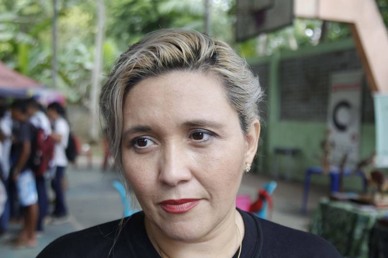 Patrícia Macena Valadares casou recentemente e precisava tirar a segunda via da carteira de identidade, já com o sobrenome do marido. Na manhã desta sexta-feira, 23, ela e cerca de 300 pessoas aproveitaram a ação “Prevenção é Segurança”, realizada pela Secretaria de Estado de Segurança Pública e Defesa Social (Segup), para ficar em dia com a documentação.
FOTO: AKIRA ONUMA / ASCOM SUSIPE
DATA: 23.03.2018
BELÉM - PARÁ <div class='credito_fotos'>Foto: Akira Onuma / Ascom Susipe | <a href='/midias/2018/originais/47ef488b-ed8b-4025-9698-7194798a0e3b.jpg' download><i class='fa-solid fa-download'></i> Download</a></div>