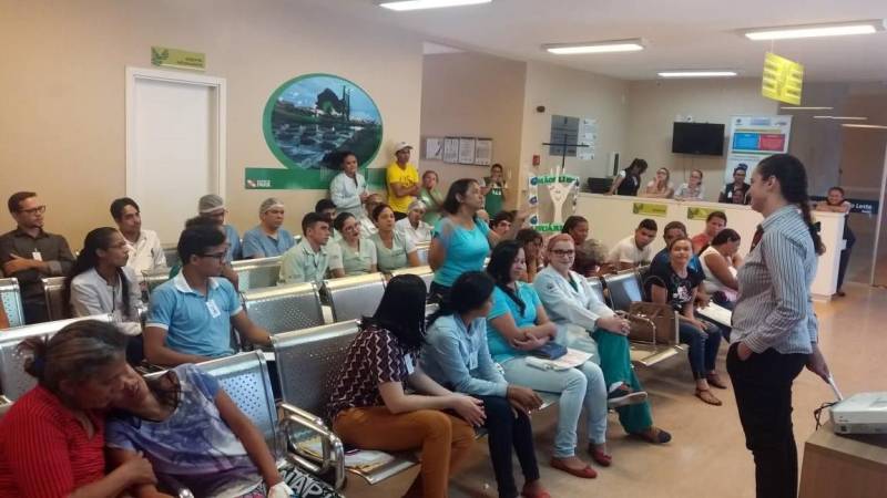 Referência em atendimento de urgência às vítimas de acidente vascular cerebral no Pará, o Hospital Regional Público do Leste (HRPL),  certificado pela Organização Nacional de Acreditação (ONA) como hospital acreditado nível 1, por atender o critério de segurança do paciente em todos os seus processos, o que inclui o aspecto da estrutura do ambiente hospitalar, pessoas capacitadas e processos institucionalizados, inspirou a programação técnica da Semana de Enfermagem realizada de 14 a 18. Com tema central “Segurança do Paciente nas Dimensões do Cuidar” o evento (foto) teve como foco a capacitação e integração do corpo de enfermagem e os pacientes, ao elaborar programação também voltada para usuários e seus acompanhantes com repasse de orientações de sobre prevenção de doenças e bem estar, por meio de palestras nas áreas de atendimento do hospital.

FOTO: ASCOM / HRPL
DATA: 18.05.2018
PARAGOMINAS - PARÁ <div class='credito_fotos'>Foto: ASCOM HRPL   |   <a href='/midias/2018/originais/47f4fafb-2b64-4e47-8bd0-7c4553d79044.jpg' download><i class='fa-solid fa-download'></i> Download</a></div>
