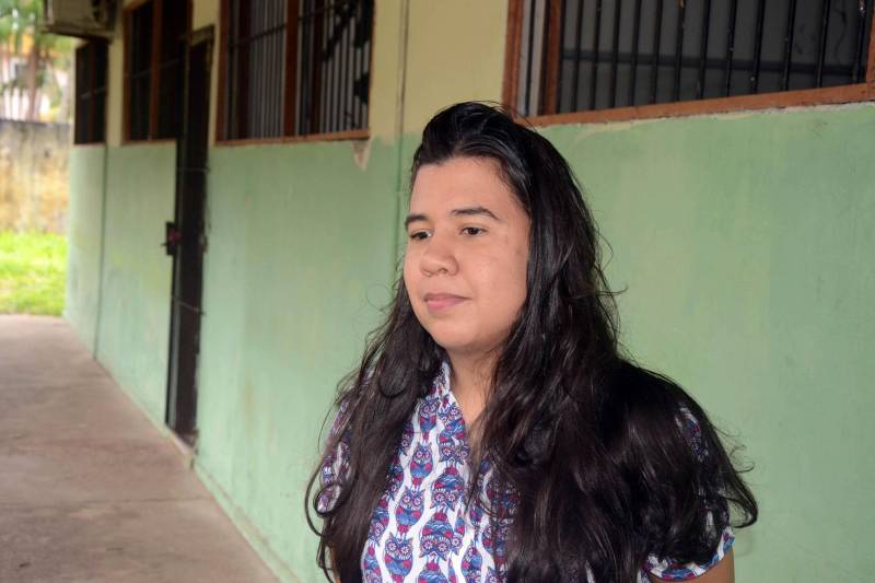 Um projeto de educomunicação (práticas de comunicação a serviço da educação) possibilita, desde 2017, que estudantes da rede estadual de ensino em Belém assimilem princípios e práticas da comunicação para aprendizagem e autodescoberta como cidadãos e protagonistas do processo comunicativo. O projeto “Tô ligado!” está presente nas escolas estaduais Ruth dos Santos Almeida, no Distrito de Icoaraci, e Manoel Leite Carneiro, no bairro do Tenoné, por iniciativa da Secretaria de Estado de Educação (Seduc) por meio da Unidade Seduc na Escola (USE 10). Até agora, 80 estudantes já participaram de oficinas do projeto, sempre aos sábados nas salas de aula das escolas. Na foto, a jornalista Andreza Alves.
FOTO: ELISEU DIAS / ASCOM SEDUC
DATA: 23.03.2018
BELÉM - PARÁ <div class='credito_fotos'>Foto: Eliseu Dias / Ascom Seduc | <a href='/midias/2018/originais/480528dd-52fb-48b2-88a4-4eda0e9c0edf.jpg' download><i class='fa-solid fa-download'></i> Download</a></div>