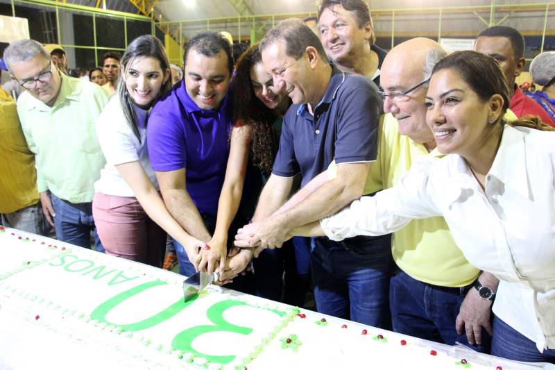 O aniversário do município de Curionópolis, nesta quinta-feira, 10 de maio, foi comemorado com shows, inaugurações e assinatura de convênio com o Governo do Pará para a implantação da iluminação do trecho urbano da PA-257. A obra tem investimento estadual de R$ 2.705.099,00. A secretária de Municípios Sustentáveis, Izabela Jatene, representou o governador Simão Jatene na cerimônia.
FOTO: ANTONIO MACEDO / DIVULGAÇÃO
DATA: 10.05.2018
CURIONÓPOLIS - PARÁ <div class='credito_fotos'>Foto: ANTONIO MACEDO / DIVULGAÇÃO | <a href='/midias/2018/originais/48153a43-39bf-4784-acee-0d3c2bb934af.jpg' download><i class='fa-solid fa-download'></i> Download</a></div>