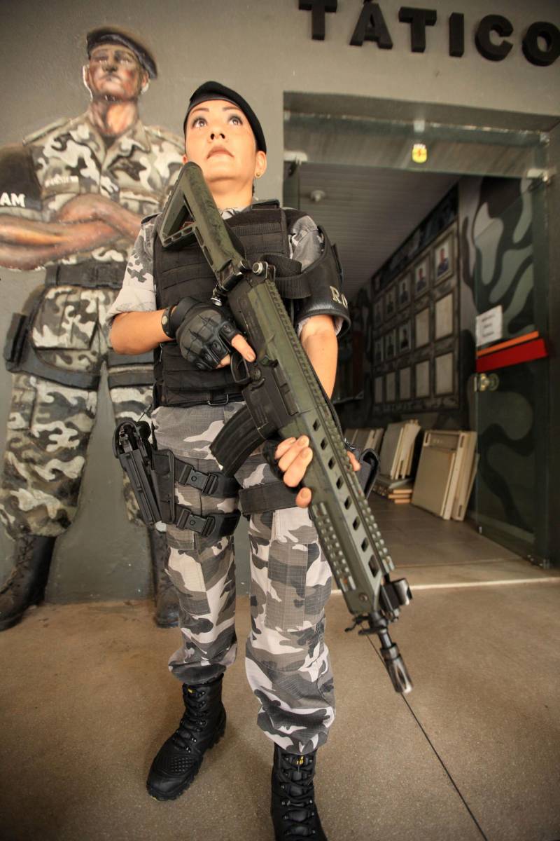Além do gênero, ainda é um desafio para a mulher quebrar o paradigma de que a força e a bravura estão atreladas à estatura, peso e estrutura física. Mas a cabo Ana Farias (foto) está aí para fazer um contraponto dessa afirmação: com 1,59m de altura e menos de 50 quilos, ela não se deixa intimidar por ninguém. Não à toa. No histórico, ela carrega o pioneirismo de estar entre as primeiras duas mulheres da Rotam – Ronda Ostensiva Tático Metropolitana, uma das duas companhias do Batalhão de Policiamento Tático (BPOT). Dos 22 anos na PM, 16 são na Rotam. 

FOTO: MÁCIO FERREIRA / AG. PARÁ
DATA: 27.05.2018
BELÉM - PARÁ <div class='credito_fotos'>Foto: MÁCIO FERREIRA/ AG. PARÁ   |   <a href='/midias/2018/originais/481f41ce-d5f5-4e0a-9fe3-3a189cd7c7be.jpg' download><i class='fa-solid fa-download'></i> Download</a></div>