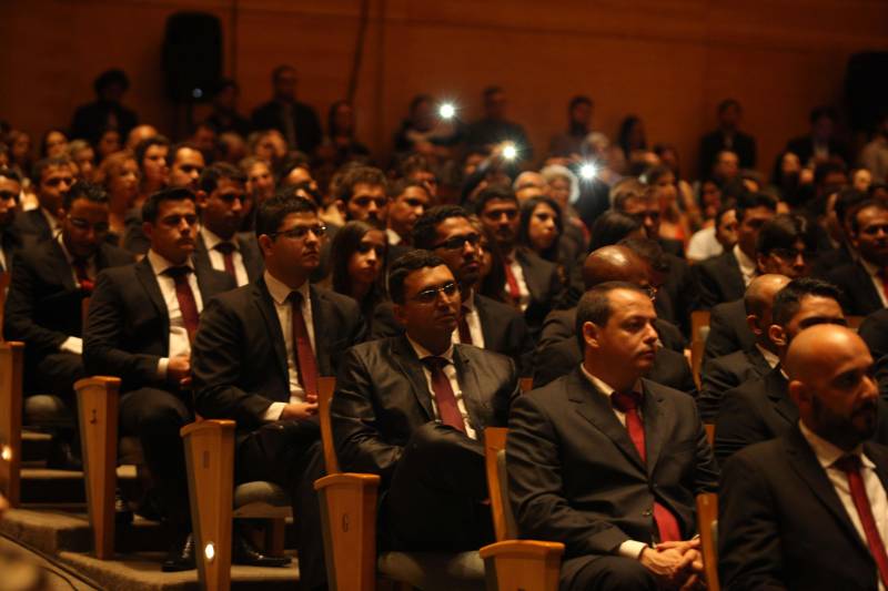 Para o governador Simão Jatene (foto), todos os nomeados podem se considerar – a partir do momento em que optaram por um concurso público no Pará – paraenses, “pois vão ajudar a construir o estado”. “Vocês terão a grata oportunidade de conhecer o estado pelo seu interior, o que é extremamente enriquecedor”, disse o governador. “Mas, preparem-se, pois terão poucos aplausos nos acertos e muitas e severas críticas ao menor erro”. Sobre o concurso e a posse dos novos delegados, Jatene disse que “mais um desafio foi vencido, que é o de ter um delegado para cada município”. “É mais um passo no sentido de combater a violência e melhorar os índices da segurança pública, o que nós fazemos mesmo com a crise que ainda assola o país”, disse o governador. “Enquanto existir essa vontade coletiva, unindo governo e sociedade, vamos vencer mais desafios, em todas as áreas”, concluiu Simão Jatene.
FOTO: SYDNEY OLIVEIRA / AG. PARÁ
DATA: 26.02.2018
BELÉM - PARÁ <div class='credito_fotos'>Foto: Sidney Oliveira/Ag. Pará | <a href='/midias/2018/originais/482723aa-e4be-4511-8236-f47c918be396.jpg' download><i class='fa-solid fa-download'></i> Download</a></div>