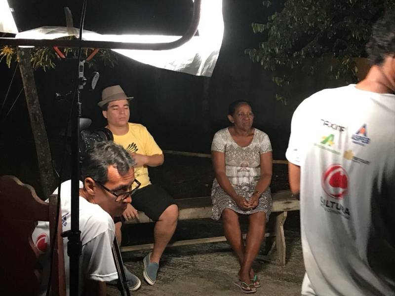 A busca por novos sambistas em 13 municípios paraenses é a temática central da segunda temporada do programa "Amazônia Samba" (foto), que estreia na quinta-feira (8), às 19h, na TV Cultura do Pará. A emissora paraense assina a coprodução da atração musical. A nova temporada é dividida em 12 episódios e mostra toda a diversidade do gênero musical mais popular do Brasil nas regiões do Baixo Amazonas, Nordeste Paraense, Baixo Tocantins e ilha do Marajó. Assim como na primeira temporada, o programa será apresentado pelo músico Arthur Espíndola, que coordena a atração ao lado do diretor Roger Paes, da TV Cultura do Pará, com produção executiva de Mariana Cordeiro. "Foi uma experiência incrível poder levar para o público esses compositores inéditos e que até então estavam em locais improváveis, onde nunca imaginaríamos ouvi-los, ainda mais no interior da Amazônia. Então quando nós chegamos e gravamos essas músicas elas passaram de fato a existir", destaca Arthur Espíndola.
FOTO: REPRODUÇÃO
DATA: 06.11.2018
<div class='credito_fotos'>Foto: REPRODUÇÃO / TV CULTURA | <a href='/midias/2018/originais/482779b5-8f0c-4e8d-a076-46d63b99a86a.jpg' download><i class='fa-solid fa-download'></i> Download</a></div>