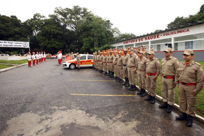 Na mesma cerimônia que entregou as viaturas para serviços de vistoria, o governador Simão Jatene fez uma visita técnica às instalações da nova Policlínica ao Corpo de Bombeiros Militar do Estado. Um prédio no Quartel do Comando Geral da corporação foi reformado e adaptado para receber a Policlínica, que oferta assistência médico-odontológico, psicológico e de primeiros socorros aos bombeiros militares e seus dependentes.
FOTO: IGOR BRANDÃO / AG. PARÁ
DATA: 15.03.2018
BELÉM - PARÁ <div class='credito_fotos'>Foto: IGOR BRANDÃO / AG. PARÁ | <a href='/midias/2018/originais/482ec4e2-ea8f-4dd9-b3b2-e1e964662ed8.jpg' download><i class='fa-solid fa-download'></i> Download</a></div>