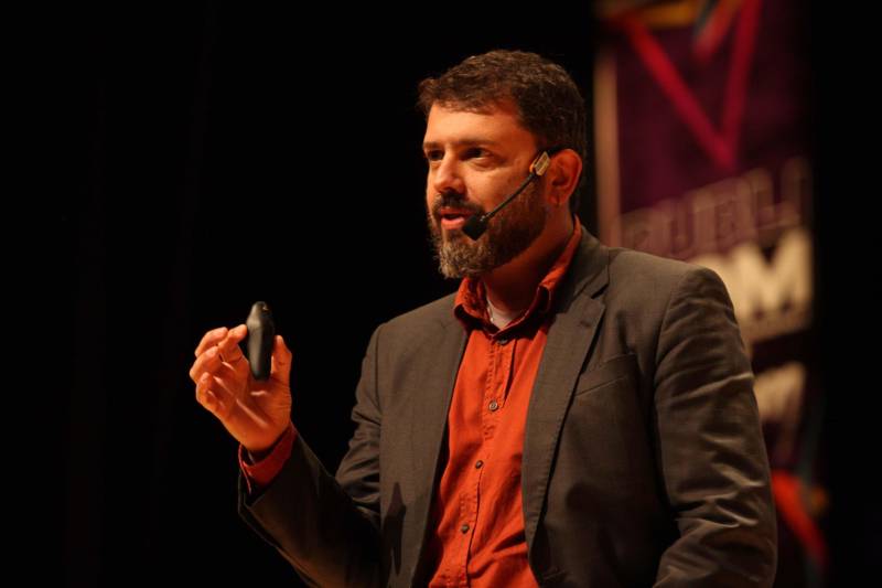 Publicom 2018. O Encontro de Comunicação ocorreu na segunda (11) e terça-feira (12), no Teatro do Sesi, em Belém, e reuniu centenas de participantes. O jornalista, historiador e escritor Pedro Doria (foto) também falou sobre o mundo digital, durante a palestra de encerramento da programação

FOTO: RODOLFO OLIVEIRA / AG. PARÁ
DATA: 12.06.2018
BELÉM - PARÁ <div class='credito_fotos'>Foto: Rodolfo Oliveira/Ag. Pará   |   <a href='/midias/2018/originais/4834f5ef-58e8-48b1-8be3-4fc0beef35a0.jpg' download><i class='fa-solid fa-download'></i> Download</a></div>