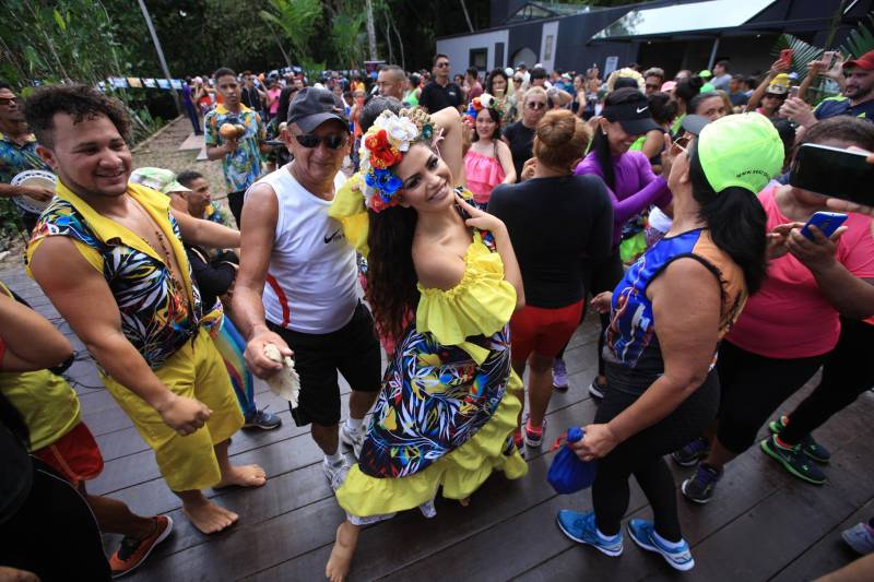 Uma reabertura feita a milhares de mãos. A fita inaugural colocada no inicio da trilha principal do Parque do Utinga foi rompida por mais de cinco mil pessoas ansiosas pelo inicio da caminhada, marcando o segundo dia da programação de reabertura do mais novo espaço paraense de lazer e interatividade com a natureza.
FOTO: MÁCIO FERREIRA / AG. PARÁ
DATA: 17.03.2018
BELÉM - PARÁ <div class='credito_fotos'>Foto: MÁCIO FERREIRA/ AG. PARÁ | <a href='/midias/2018/originais/48352f0d-54e9-4bd7-9d1f-312b329211bc.jpg' download><i class='fa-solid fa-download'></i> Download</a></div>