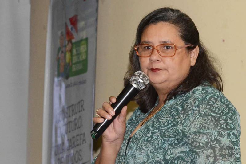 A Secretaria de Estado de Educação (Seduc) ampliou a descentralização da gestão escolar com a criação de duas novas Unidades Regionais de Educação (UREs), sediadas nos municípios de Parauapebas e Xinguara, na região sudeste do Estado. A criação das novas UREs foi oficializada por meio de portaria da Seduc publicada no Diário Oficial da última segunda-feira, 15. O objetivo do  desmembramento é melhorar a qualidade da gestão da Seduc e ampliar a descentralização. “A URE de Marabá, por exemplo, contava, antes, com 17 municípios, o que realmente dificultava o trabalho de gestão; o novo desenho vai melhorar o atendimento às escolas e fortalecer ainda mais a parceria com os municípios”, destacou o titular da Secretaria Adjunta de Ensino (Saen), José Roberto Silva. Na foto, Josiane Cardoso.

FOTO: ASCOM / SEDUC
DATA: 17.01.2018
BELÉM- PARÁ <div class='credito_fotos'>Foto: ASCOM SEDUC   |   <a href='/midias/2018/originais/483ebc1c-5358-4fa4-803f-24c8b474aa0a.jpg' download><i class='fa-solid fa-download'></i> Download</a></div>