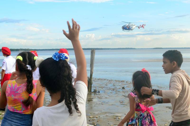 Uma tarde para não sair da memória de centenas de crianças que participaram na tarde desta sexta-feira, 7, do Natal com Segurança (foto) promovido pela Secretaria de Estado de Segurança Pública e Defesa Social (Segup). Com olhos atentos para o céu, meninos e meninas receberam com emoção o delegado de polícia que se tornou Papai Noel por um dia. Ele chegou ao Portal da Amazônia em um helicóptero do Grupamento Aéreo de Segurança Pública (Graesp) causando emoção aos presentes.

FOTO: ELIELSON MODESTO / ASCOM SUSIPE
DATA: 08.12.2018
BELÉM - PARÁ <div class='credito_fotos'>Foto: Elielson Modesto / Ascom Segup   |   <a href='/midias/2018/originais/4841c487-1fce-4708-b27a-36832afddafd.jpg' download><i class='fa-solid fa-download'></i> Download</a></div>