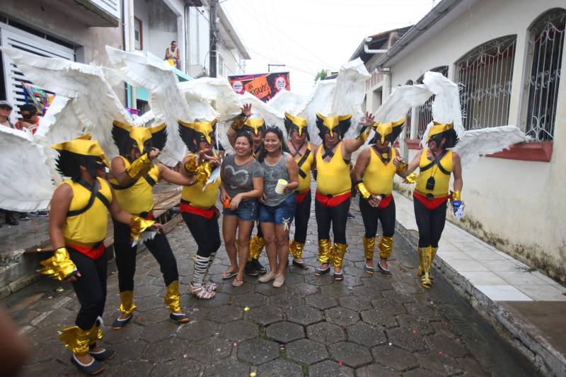 O professor Júlio Leal Gomes é natural de Vigia de Nazaré, no nordeste paraense, terra conhecida pela hospitalidade, principalmente em época festiva. Mantendo a tradição, no Carnaval Júlio e seus irmãos abrem a casa da família para amigos e outros parentes. Neste ano, o imóvel de quatro cômodos abrigou mais de 50 pessoas. Vigia tem um dos maiores e mais tradicionais carnavais do Pará. Nesta época do ano, a população do município, de 51.173 habitantes (Censo/IBGE), triplica com a chegada de brincantes oriundos de todo o Brasil, e os vigienses – igual coração de mãe - acolhem essa multidão. A estimativa é a cidade receber mais de 300 mil pessoas neste Carnaval.
FOTO: IGOR BRANDÃO / AG PARÁ
DATA: 13.02.2018
VIGIA - PARÁ <div class='credito_fotos'>Foto: IGOR BRANDÃO / AG. PARÁ | <a href='/midias/2018/originais/4843299f-043f-4b6c-a852-60ab41721770.jpg' download><i class='fa-solid fa-download'></i> Download</a></div>