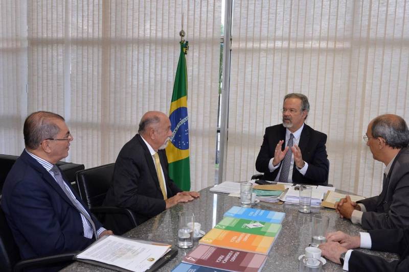 Conforme anunciado ontem pelo governador Simão Jatene (2º da esq/dir), na tarde desta terça-feira (8), o ministro da Segurança Pública, Raul Jungmann (3º da esq/dir) recebeu o chefe do executivo paraense, acompanhado do secretário de Segurança Pública e Defesa Social, Luiz Fernandes, do senador Flexa Ribeiro e do deputado federal Arnaldo Jordy. Durante o encontro, foram discutidas diferentes propostas e ações já em andamento para reforçar a presença e o esforço conjunto entre governo federal e estadual no enfrentamento da violência e criminalidade. “Diversos projetos, ideias e propostas foram tratadas e nós procuramos assumir compromissos de apoiar o Pará e a atual gestão do estado, porque isso é, sem sombra de dúvidas, interesse do povo paraense. Temos a convicção de que desse encontro surjam projetos e soluções para levar adiante o programa de trabalho do governo, para o bem do povo paraense”, destacou Jungmann.
FOTO: ISAAC AMORIM / MESP
DATA: 08.05.2018
BRASÍLIA - DF <div class='credito_fotos'>Foto: ISAAC AMORIM / MESP | <a href='/midias/2018/originais/484ab4c5-24c6-45f8-ba95-ecf5fbc187c8.jpg' download><i class='fa-solid fa-download'></i> Download</a></div>