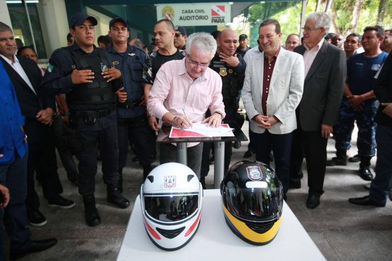 Polícia Militar, Guarda Municipal e Secretarias Municipais de Segurança Pública de 17 cidades do interior paraense receberam motos para ampliar o policiamento ostensivo e para atender ocorrências em suas sedes. Os veículos adquiridos pelo Governo do Estado são provenientes de emenda parlamentar de três deputados da Assembleia Legislativa do Pará (ALEPA), e entregues (foto) nesta segunda-feira (28) durante cerimônia na sede da Casa Civil, em Belém. Ao todo foram entregues 44 motos do modelo Honda XRE 300 CC, todas com kit sinalizador acústico e visual, rastreador, dois capacetes e queixeiras. Prefeitos, secretários de segurança, representantes das polícias, guardas municipais e deputados estiveram presentes na solenidade e ressaltaram a importância de ampliar a frota de veículos para dar apoio a segurança dos municípios.
FOTO: MÁCIO FERREIRA / AG. PARÁ
DATA: 28.05.2018
BELÉM - PARÁ <div class='credito_fotos'>Foto: MÁCIO FERREIRA/ AG. PARÁ | <a href='/midias/2018/originais/484b8d57-b192-47f6-a47c-3aa8cecaf5d7.jpg' download><i class='fa-solid fa-download'></i> Download</a></div>