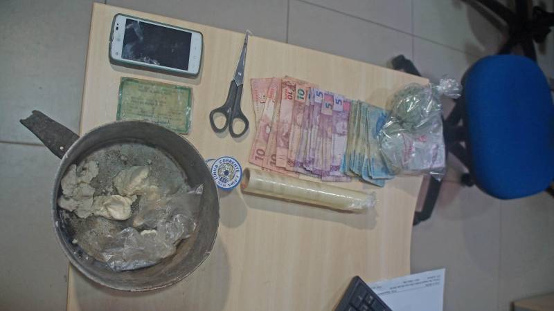 As Polícias Civil e Militar deflagraram, na manhã desta sexta-feira (8), operação policial para cumprir 36 mandados judiciais de busca e apreensão no bairro do Tapanã, em Belém, em decorrência de investigações de tráfico de drogas relacionados a homicídios na capital e Região Metropolitana de Belém (RMB). A operação resultou em seis pessoas autuadas por crimes relacionados a drogas (foto). Três delas - José Augusto Santos e Silva, 46 anos; Leonan Gomes Cardoso, 21, e Fagner da Silva Barbosa, 24 - foram autuadas em flagrante por tráfico de drogas. Outros dois são adolescentes que foram apreendidos e levados até a Divisão de Atendimento ao Adolescente (Data) para responder por Ato Infracional análogo ao tráfico de drogas.
FOTO: ASCOM / POLÍCIA CIVIL
DATA: 08.06.2018
BELÉM - PARÁ <div class='credito_fotos'>Foto: Ascom / Polícia Civil | <a href='/midias/2018/originais/4855121f-7ea6-4f95-bfed-0a95997c6319.jpg' download><i class='fa-solid fa-download'></i> Download</a></div>