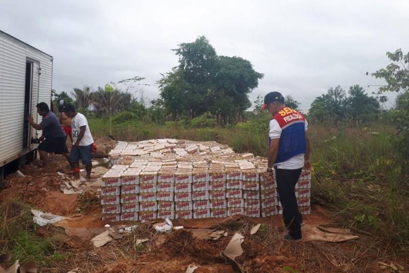 Mais um caminhão que transportava latinhas de cerveja de forma irregular foi interceptado por servidores da Secretaria da Fazenda do Pará (Sefa). Assim como ocorreu no último domingo (11), quando a Sefa apreendeu 18 mil latas de cervejas sem nota fiscal, profissionais da Coordenação de Mercadorias em Trânsito de Marabá, sudeste paraense, apreenderam, nesta quarta-feira (14), um veículo com 4.263 pacotes (foto), num total de 51.156 latas de cerveja, sem documento fiscal. O caminhão foi localizado, atolado, num ramal da Rodovia BR 230, a Transamazônica.
FOTO: ASCOM SEFA
DATA: 14.03.2018
MARABÁ - PARÁ <div class='credito_fotos'>Foto: Ascom Sefa | <a href='/midias/2018/originais/4856fbca-44ed-4d51-8a43-dfa8441fb71f.jpg' download><i class='fa-solid fa-download'></i> Download</a></div>