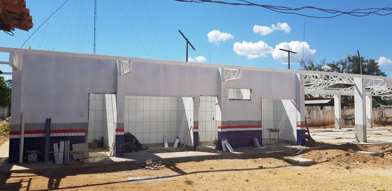 Para avaliar o andamento da obra da Escola Estadual de Ensino Fundamental e Médio Deocleciano Alves Moreira (foto), em Conceição do Araguaia, alunos montaram uma comissão de fiscalização. Mensalmente eles visitam as novas instalações da escola como explica Diego Rian Morais. Como a escola precisava de uma grande reforma, ela está sendo reconstruída. De acordo com o mestre de obras, Lindomar Alves, a obra está na reta final, em fase de acabamento, e deve ser entregue no máximo em 90 dias. Um investimento do Governo do Estado, com financiamento do Banco Interamericano de Desenvolvimento, de R$ 4.947.446,37.
FOTO: KÉLIA SANTOS / ASCOM CRGSP
DATA: 14.06.2018
CONCEIÇÃO DO ARAGUAIA - PARÁ <div class='credito_fotos'>Foto: KÉLIA SANTOS / ASCOM CRGSP | <a href='/midias/2018/originais/48631d4e-1411-4a7d-b74f-4f8604070ecc.jpg' download><i class='fa-solid fa-download'></i> Download</a></div>