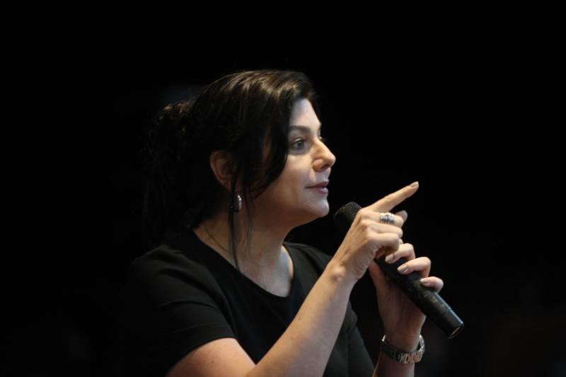 “Receber o Publicom foi um presente”. Foi assim que a jornalista Elizabeth Ribeiro, que trabalha em uma empresa de publicidade em Marabá definiu o Encontro de Comunicação do Pará. “Nós, comunicadores, quando queremos buscar qualificação, sempre temos que sair de Marabá. O nosso mercado na oferta de cursos e palestras ainda é muito carente, por isso esse momento foi de um aprendizado tamanho”, destacou. O Publicom em Marabá, que teve mais de 300 inscrições, chegou ao fim nesta sexta-feira, 23, com um ciclo de palestras. A primeira “Novo Jornalismo e as Fakes News – A Credibilidade em Pauta” foi mediada pelo secretário de Comunicação do Estado, Daniel Nardin. O assunto foi debatido pela jornalista, apresentadora da TV Cultura do Pará e professora da Universidade da Amazônia, Renata Ferreira (foto), pelo jornalista José Eduardo Ferreira do Vale, do Blog Zé Dudu de Parauapebas, e pelo jornalista especializado em Jornalismo Investigativo, Ulisses Pompeu.
FOTO: MARCELO LELIS / AG. PARÁ
DATA: 23.03.2018
MARABÁ - PARÁ <div class='credito_fotos'>Foto: Marcelo Lelis / Ag. Pará | <a href='/midias/2018/originais/48693bcc-33a0-408d-8fbc-0e1959938ad3.jpg' download><i class='fa-solid fa-download'></i> Download</a></div>