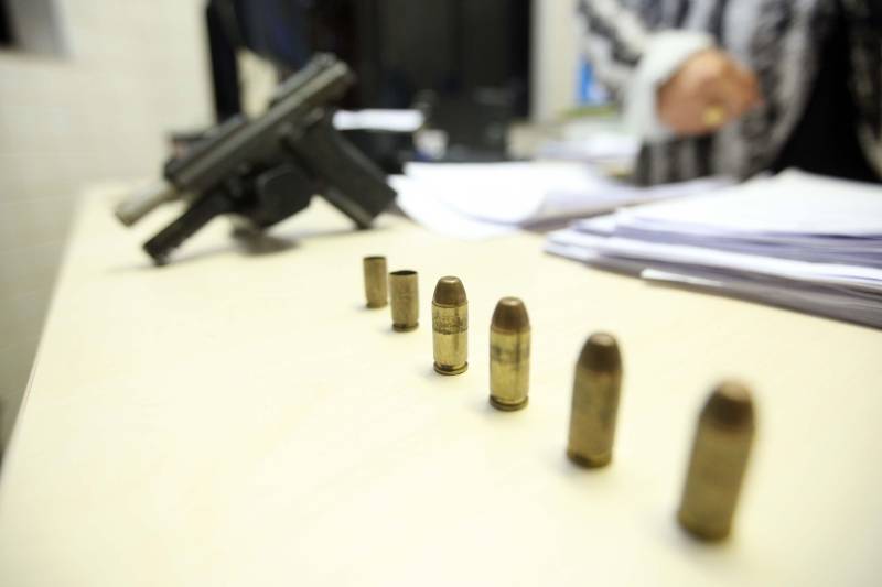 No início da tarde de hoje (30), depois de receber informações do Serviço 181, guarnições do subcomando do 6º Batalhão da Polícia Militar (6º BPM), juntamente a equipes do Disque Denúncia e da área de inteligência da Polícia Militar, com o apoio do Grupamento Aéreo da Secretaria de Segurança Pública e Defesa Social (Segup), foram averiguar em uma área de mata do bairro Curuçambá, em Ananindeua, a presença de dois homens suspeitos de participação no homicídio da cabo Maria de Fátima Cardoso dos Santos, ocorrido na tarde de ontem. No momento das incursões, os militares foram recebidos a tiros pelos dois homens e dispararam contra a dupla. João Victor dos Santos Magalhães, conhecido como Vitinho, foi atingindo e socorrido à UPA da Cidade Nova, mas não resistiu. O outro suspeito conseguiu escapar. Com Victor foi encontrada a pistola.40, arma pertencente à policial assassinada e que foi roubada na ocasião.
FOTO: THIAGO GOMES / AG. PARÁ
DATA: 30.04.2018
BELÉM - PARÁ <div class='credito_fotos'>Foto: Thiago Gomes /Ag. Pará | <a href='/midias/2018/originais/48703f34-2ba0-437e-99fe-b44a31df73c4.jpg' download><i class='fa-solid fa-download'></i> Download</a></div>