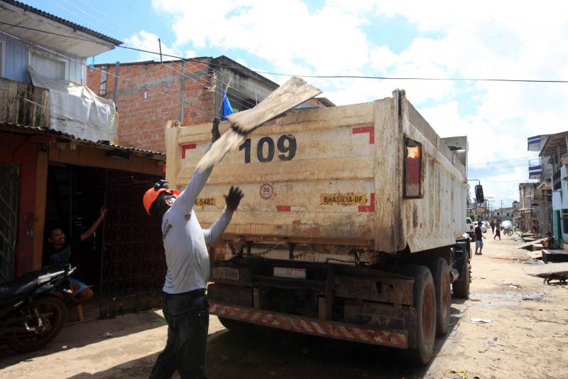 Mais de 130 benfeitorias que foram construídas de maneira irregular sobre o canal do Tucunduba foram retiradas para dar início às obras da segunda etapa do projeto de saneamento integrado da bacia do Tucunduba, que vai beneficiar 250 mil moradores dos bairros de Canudos, Guamá, Terra Firme e Marco.
FOTO: RODOLFO OLIVEIRA / AG. PARÁ
DATA: 16.05.2018
BELÉM - PARÁ <div class='credito_fotos'>Foto: Rodolfo Oliveira/Ag. Pará | <a href='/midias/2018/originais/4872d2c1-5f02-4e9e-9f8c-14d0e95372fd.jpg' download><i class='fa-solid fa-download'></i> Download</a></div>