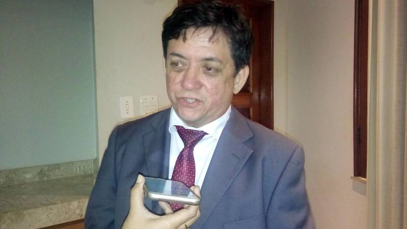 A Secretaria de Segurança Pública e Defesa Social (SEGUP), através de seu titular, Luiz Fernandes Rocha, esclareceu à imprensa, em entrevista coletiva na noite desta segunda-feira (12), que houve resposta da SEGUP ao promotor de justiça militar, Armando Brasil, em relação ao pedido de garantia de vida para algumas lideranças de Barcarena, por denúncias de crime de invasão de domicílio de uma das vítimas por parte de policiais militares. À época da comunicação, em janeiro deste ano, a SEGUP respondeu ao promotor que, de acordo com a Lei 8.444, de 6 de dezembro de 2017, a porta de entrada para a proteção de pessoas ameaçadas se dá através da Secretaria de Justiça e Direitos Humanos (SEJUDH), que encaminha cada caso para avaliação através do Conselho do Programa de Proteção aos Defensores de Direitos Humanos do Estado do Pará, no qual tem assento diversos órgãos, inclusive o próprio Ministério Público, que estava de posse da denúncia e também poderia ter encaminhado o caso à SEJUHDH. Na foto, o delegado Sílvio Maués.
FOTO: ASCOM / SEGUP
DATA: 12.03.2018
BELÉM - PARÁ <div class='credito_fotos'>Foto: Ascom Segup | <a href='/midias/2018/originais/4876c13c-b992-4f7d-9700-8c60dc531b9d.jpg' download><i class='fa-solid fa-download'></i> Download</a></div>