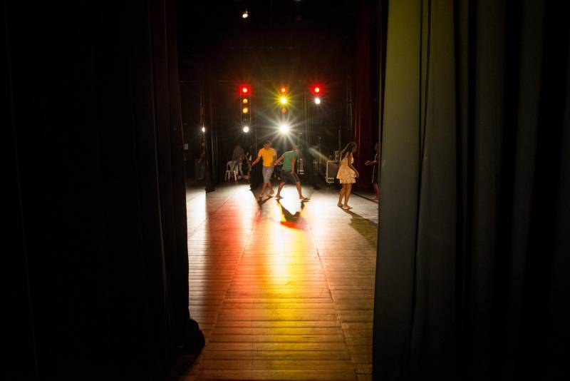 João*, de 17 anos, é natural de Bragança, nordeste do Pará. Há sete meses cumpre medida socioeducativa em uma unidade de internação do Estado após cometer um ato infracional no município onde reside. Mas na manhã desta terça-feira (5), em Belém, pôde vivenciar uma experiência inédita: participou de um espetáculo de teatro (foto) diante de dezenas de pessoas que se reuniram no Teatro Margarida Schivasappa, ao lado de outros 30 adolescentes e jovens privados de liberdade. Uma iniciativa pioneira no país que busca promover a ressocialização por meio da arte, fruto das atividades e oficinas pedagógicas realizadas dentro de espaços gerenciados pela Fundação de Atendimento Socioeducativo do Pará (Fasepa). “Eu nunca tinha vindo em um teatro e isso ficará marcado em mim”, disse o socioeducando. Tímido, ele revelou a vontade de deixar para trás os erros cometidos e seguir um futuro completamente novo, com os primeiros passos sendo dados hoje. “Isso despertou algo dentro de mim, pensar na minha vida e em sair do mundo das drogas. Quem sabe me tornar um ator?” divagou.

FOTO: FERNANDO SETTE / ASCOM IOE
DATA: 05.06.2018
BELÉM - PARÁ <div class='credito_fotos'>Foto: FERNANDO SETTE CÂMARA / ASCOM IOE   |   <a href='/midias/2018/originais/48807aba-f2af-4b0e-8522-25b5fbe3fff6.jpg' download><i class='fa-solid fa-download'></i> Download</a></div>