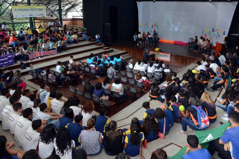 Um encontro de adolescentes, promovido pelo Comitê Estadual de Enfrentamento à Violência Sexual contra Crianças e Adolescentes do Pará, reuniu, nesta sexta-feira (13), no Teatro Gasômetro, em Belém, técnicos de vários órgãos públicos e representantes do Poder Judiciário, Ministério Público e de entidades civis que atuam no combate à violência sexual contra menores. A Secretaria de Estado de Educação (Seduc), membro do Comitê, participou do encontro, que contou com a presença de 300 pessoas. Um dos objetivos é a revisão do Plano Estadual de Enfrentamento à Violência Sexual Contra Crianças e Adolescentes. A iniciativa serviu também para incentivar o protagonismo infanto-juvenil na prevenção e combate a essa prática criminosa que caracteriza o abuso sexual como crime contra vulnerável, previsto no artigo 217-a do Código Penal (pena de 8 a 15 anos de prisão).

FOTO: ELISEU DIAS / ASCOM SEDUC
DATA: 13.04.2018
BELÉM - PARÁ <div class='credito_fotos'>Foto: Eliseu Dias / Ascom Seduc   |   <a href='/midias/2018/originais/4880977c-fe7c-4d0e-a668-0cf5fcd25d48.jpg' download><i class='fa-solid fa-download'></i> Download</a></div>