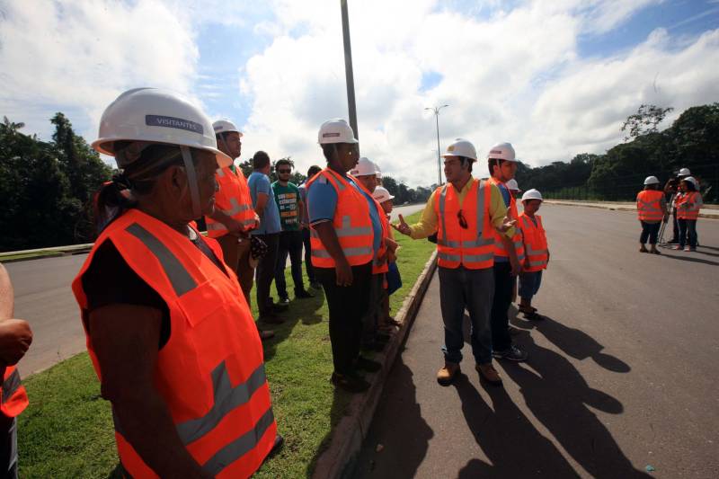 Alunos com deficiência atendidos pela Fundação Pestalozzi do Pará (FPPA) visitaram na manhã desta quinta-feira (3) as obras de prolongamento da Avenida João Paulo II, acompanhados por familiares, pela coordenadora da Fundação, Inês Pereira, e professores da Universidade da Amazônia (Unama), que fizeram a interlocução com o Núcleo de Gerenciamento de Transporte Metropolitano (NGTM), responsável pela obra.
FOTO: ROLDOFO OLIVEIRA / AG. PARÁ
DATA: 03.05.2018
BELÉM - PARÁ <div class='credito_fotos'>Foto: Rodolfo Oliveira/Ag. Pará | <a href='/midias/2018/originais/4884772f-de24-4205-9580-789dd479c5a8.jpg' download><i class='fa-solid fa-download'></i> Download</a></div>