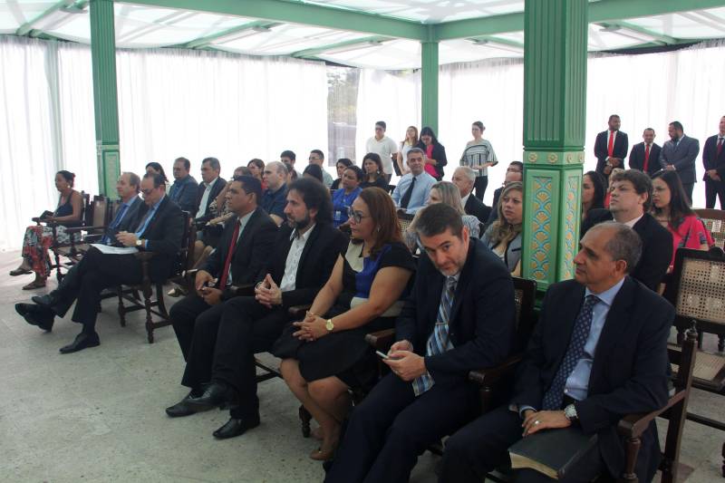 A parceria entre instituições governamentais e não governamentais foi celebrada e renovada, por mais um ano, nesta sexta-feira (13), na sede do Tribunal de Justiça do Estado (TJ/PA), em Belém. Com isso, adolescentes e jovens egressos do sistema socioeducativo do Pará vão continuar a ser atendidos pelo projeto “Reescrevendo Nossa História”. A iniciativa garante a reinserção de adolescentes egressos à sociedade, assegurando cidadania para aqueles em situação de vulnerabilidade social. Baseada no Termo de Concretização de Direitos Humanos, celebrado entre o Ministério Público do Trabalho e a Companhia Docas do Pará (CDP), por meio dessa iniciativa, as multas são revertidas em prol da reinserção de adolescentes egressos à sociedade, assegurando cidadania para adolescentes e jovens em situação de vulnerabilidade social. O projeto conta com oficinas e cursos para os egressos da Fundação de Atendimento Socioeducativo do Pará (Fasepa), do governo estadual e Fundação Papa João XXIII (Funpapa), da Prefeitura de Belém, para inseri-los no mercado de trabalho.

FOTO: TIAGO FURTADO / ASCOM FASEPA
DATA: 13.04.2018
BELÉM - PARÁ <div class='credito_fotos'>Foto: TIAGO FURTADO / ASCOM FASEPA   |   <a href='/midias/2018/originais/48855ff4-2340-4bd2-85d1-9bcf3dd29b36.jpg' download><i class='fa-solid fa-download'></i> Download</a></div>