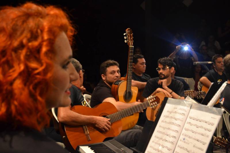 Um repertório inteiro baseado na obra de Jacob do Bandolim, muitos sorrisos e uma plateia extremamente participativa e atenta. Assim foi a noite da última sexta-feira, 4, no Teatro Experimental Waldemar Henrique, na Praça da República, em Belém. O espetáculo (foto) promovido por mais de 45 músicos foi o encerramento do primeiro módulo do projeto, uma iniciativa da Fundação Cultural do Pará que desde 2006 reúne músicos em vários estágios de aprendizado e de várias idades - dos 13 aos 60 - e difunde o choro como um dos principais estilos musicais paraenses.
FOTO: ASCOM / FCP
DATA: 05.05.2018
BELÉM - PARÁ <div class='credito_fotos'>Foto: ASCOM FCP | <a href='/midias/2018/originais/4895ecef-bb34-4f71-bcf7-a6ce8c31cbe1.jpg' download><i class='fa-solid fa-download'></i> Download</a></div>