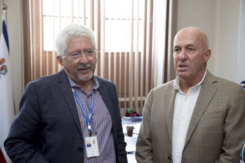 O Instituto Confúcio (IC) da Universidade do Estado do Pará (Uepa) recebeu diretores do Centro Regional de Institutos Confúcio para a América Latina (Crical), no dia 05 de novembro, em Belém. Anualmente, a diretoria elege cinco unidades para conhecer os trabalhos de perto. O IC da Uepa é um dos mais novos em todo o mundo e tem se destacado pela difusão da língua e cultura chinesa para além dos limites da instituição, estendendo-se à comunidade. Durante a visita, eles estiveram reunidos com a gestão superior da Uepa, além dos diretores do IC, Pang Huy e Antônio Silva. O reitor Rubens Cardoso (e) deu as boas vindas ao diretor executivo Roberto Lafontaine (d) e ao subdiretor Sun Xintang. Ele relembrou os 25 anos de história da instituição e pontuou o papel que o Instituto Confúcio tem nessa trajetória.
FOTO: MARCELLO SARMENTO / ASCOM UEPA
DATA: 06.11.2018
BELÉM - PARÁ
<div class='credito_fotos'>Foto: MARCELLO SARMENTO / ASCOM UEPA | <a href='/midias/2018/originais/48974aab-69c6-4abd-b30d-da2e2db218e3.jpg' download><i class='fa-solid fa-download'></i> Download</a></div>