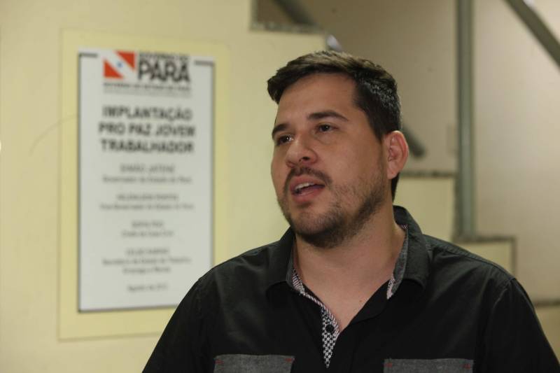 A melhor maneira de homenagear o Dia do Trabalhador é reforçar a importância dos profissionais para a economia do Estado e apoiar os que precisam de orientação para entrada no mercado de trabalho. Para tanto, o Pará possui 40 postos de atendimento da Casa do Trabalhador, em 35 municípios, espaços geridos pelo Governo do Estado, que concentra os serviços e atendimentos do Sistema Nacional do Emprego (Sine), órgão do governo federal, vinculado ao Ministério do Trabalho e Emprego (MTE), responsável pela intermediação de mão-de-obra em todo o país. Com a Casa do Trabalhador, o Governo do Estado está nas 12 regiões de integração. Na foto, o gerente de Trabalho e Emprego da Seaster, César Marba.
FOTO: IGOR BRANDÃO / AG. PARÁ
DATA: 01.03.2018
BELÉM - PARÁ <div class='credito_fotos'>Foto: IGOR BRANDÃO / AG. PARÁ | <a href='/midias/2018/originais/48a08b04-9b7c-4105-bd26-5c0887e89ae4.jpg' download><i class='fa-solid fa-download'></i> Download</a></div>
