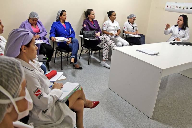 De acordo com estimativas do Instituto Nacional de Câncer (Inca), dos 12.500 mil novos casos de câncer infantojuvenil que deverão ser diagnosticados no Brasil em 2018, cerca de 1.200 mil estarão na Região Norte. Os últimos estudos do Inca indicam ainda que as possibilidades de cura chegam a 80%, quando o diagnóstico é precoce e o tratamento feito em um centro especializado. Na norte do Brasil, onde a incidência dos novos casos será a menor em relação às demais regiões, o Hospital Oncológico Infantil Octávio Lobo é referência para o tratamento de crianças e adolescentes, na faixa etária de zero a 19 anos. Com uma equipe médica especializada, a unidade, que é gerenciada pela Pró-Saúde Associação Beneficente de Assistência Social e Hospitalar, sob contrato de gestão com a Secretaria de Estado de Saúde Pública (Sespa), tem investido no treinamento de seus funcionários (foto), para garantir mais qualidade e segurança no atendimento aos pacientes.

FOTO: ASCOM / HOIOL
DATA: 14.05.2018
BELÉM - PARÁ <div class='credito_fotos'>Foto: ASCOM HOIOL   |   <a href='/midias/2018/originais/48a1ba7f-6bbc-4b89-86e5-3c47c76285bf.jpg' download><i class='fa-solid fa-download'></i> Download</a></div>
