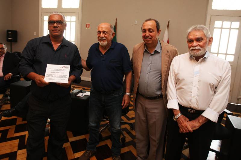 Quase R$ 2 milhões em equipamentos para o combate a malária no Pará foram distribuídos, nesta quarta-feira (7), em cerimônia no Palácio do Governo, em Belém. No total 38 microscópios, 21 motocicletas e 9 caminhonetes foram entregues, pelo governador Simão Jatene, a representantes de 11 municípios beneficiados, de diferentes regiões do Pará. Na ocasião, o governo também homenageou servidores estaduais que atuam há mais de 30 anos no combate a endemias e dedicaram anos de profissionalismo, compromisso e responsabilidade com o trabalho na Vigilância em Saúde Pública do Estado do Pará.
FOTO: ANTÔNIO SILVA / AG. PARÁ
DATA: 07.03.2018
BELÉM - PARÁ
<div class='credito_fotos'>Foto: Antônio Silva/Ag. Pará | <a href='/midias/2018/originais/48a4401b-d3d5-4d03-9e54-6aa934e465d6.jpg' download><i class='fa-solid fa-download'></i> Download</a></div>