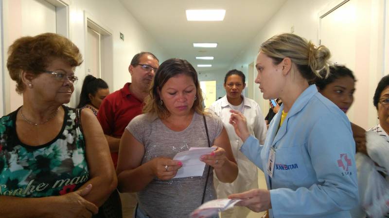 A rotina do Hospital Jean Bitar (HJB) ganhou ares de solidariedade e sensibilização para incentivar a doação voluntária de sangue entre colaboradores e familiares usuários, em comemoração ao Dia Mundial do Doador de Sangue, nesta quinta-feira, 14, com realização de palestras nas áreas de atendimento (foto), clínicas e setores do administrativo. Houve ainda distribuição de material educativo sobre o tema.
FOTO: ASCOM / HJB
DATA: 14.06.2018
BELÉM - PARÁ <div class='credito_fotos'>Foto: ASCOM HJB | <a href='/midias/2018/originais/48aab8e9-63ec-4c61-94ea-796874a6b838.jpg' download><i class='fa-solid fa-download'></i> Download</a></div>