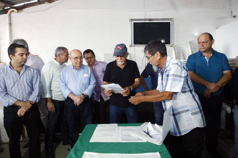 O distrito de Alter do Chão, destino turístico internacional onde fica a praia que já foi eleita a mais bonita do Brasil, recebe investimentos do governo do Estado nas áreas de infraestrutura e saneamento básico. O governador Simão Jatene (foto), que cumpre agenda em três municípios do oeste paraense nesta sexta-feira (9) e sábado (10), assinou nesta sexta a ordem de serviço que autoriza o início da construção do novo sistema de abastecimento de água da vila, localizada a cerca de 28 quilômetros de Santarém. Orçada em R$ 11 milhões, a obra vai levar água de qualidade aos mais de sete mil habitantes da comunidade. Com o novo sistema de captação e tratamento de água, a meta é alcançar 100% dos imóveis no distrito. Segundo o presidente da Companhia de Saneamento do Pará (Cosanpa), Cláudio Conde, a obra é uma implantação pioneira em Alter do Chão, já que será o primeiro sistema do tipo fora de um núcleo urbano. O contrato com a empresa executora foi assinado na quinta-feira (8). A previsão é que os trabalhos sejam iniciados imediatamente e concluídos no prazo de 18 meses.
FOTO: THIAGO GOMES / AG. PARÁ
DATA: 09.03.2018
SANTARÉM - PARÁ <div class='credito_fotos'>Foto: Thiago Gomes /Ag. Pará | <a href='/midias/2018/originais/48ac2657-ed7e-4214-a572-a4081e779718.jpg' download><i class='fa-solid fa-download'></i> Download</a></div>