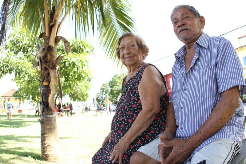 "Agora temos um espaço melhor, mais confortável e seguro para a diversão de nossas crianças e lazer de todos", afirmou Joane Boás, 43 anos. A mãe da pequena Sophia, de 5 anos, comemora ao ver a nova praça da comunidade, no Curió-Utinga, em Belém. O espaço, localizado nas proximidades do Parque Estadual do Utinga, foi entregue oficialmente, neste domingo (01). A cerimônia contou com a presença do governador Simão Jatene, comunidade, entre outras autoridades. Entre os que acompanharam essa evolução do bairro do Curió-Utinga está dona Clara Queiroz (e). Ela conta que, ao longo de seus 101 anos, nunca viu tamanha transformação, uma fase ímpar para a comunidade. Ao lado de seu genro, Valdir Modesto, 82 anos (d), ela aproveita a nova praça para pegar o sol da manhã e admirar a movimentação de visitantes do Parque do Utinga.
FOTO: CRISTINO MARTINS / AG. PARÁ
DATA: 01.04.2018
BELÉM - PARÁ <div class='credito_fotos'>Foto: Cristino Martins/Ag. Pará | <a href='/midias/2018/originais/48b278ae-2c11-4ae8-800a-1d9a63c68178.jpg' download><i class='fa-solid fa-download'></i> Download</a></div>