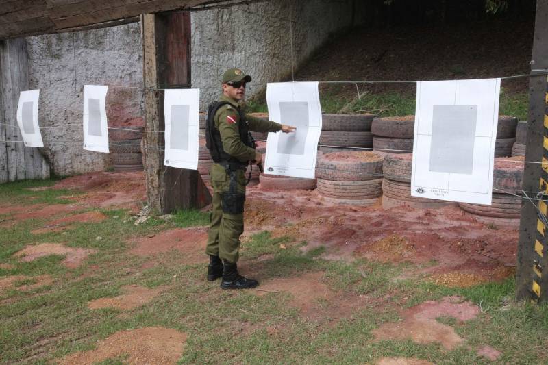 Trinta e oito agentes de segurança pública do Estado participam (foto), no Instituto de Ensino de Segurança Pública do Pará (Iesp), de um curso de especialização da Companhia Independente de Policiamento Escolar (Cipoe). A capacitação começou no dia 26 de fevereiro e vai até 23 de março, com aulas de segunda a sexta, nos turnos da manhã e tarde. Os agentes de segurança estão sendo treinados para atuar na segurança junto às comunidades escolares do Estado. Este é o segundo curso que acontece para a qualificação do policiamento escolar do Comando de Policiamento Especializado, através da Companhia Independente de Policiamento Escolar (Cipoe). O primeiro foi em 2017, e qualificou 40 policiais.
FOTO: CARLOS SODRÉ / AG. PARÁ
DATA: 13.03.2018
BELÉM - PARÁ <div class='credito_fotos'>Foto: Carlos Sodré/Agência Pará | <a href='/midias/2018/originais/48c79846-49f7-45d7-befa-7d966e78f1ef.jpg' download><i class='fa-solid fa-download'></i> Download</a></div>