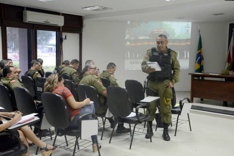 Gestores de Unidades Seduc na Escola (USEs) e de Unidades Regionais de Educação (UREs) da Região Metropolitana de Belém (RMB) deverão se reunir, nos próximos dias, com os comandantes de Batalhões e Companhias da Polícia Militar do Pará com o objetivo de traçar estratégias de enfrentamento à violência dentro das escolas. No primeiro momento, será realizado um diagnóstico das escolas que estão em situação mais vulnerável, para que a presença da polícia nessas unidades seja intensificada. A medida foi decidida na tarde de quarta-feira (28), durante reunião entre a PM e gestores para tratar do problema, na sede do comando da Polícia Militar, na Avenida Augusto Montenegro, em Belém.
FOTO: RAI PONTES / ASCOM SEDUC
DATA: 29.03.2018
BELÉM - PARÁ <div class='credito_fotos'>Foto: Rai Pontes/Ascom Seduc | <a href='/midias/2018/originais/48cb88d0-a330-4aad-914f-400832b78ed3.jpg' download><i class='fa-solid fa-download'></i> Download</a></div>